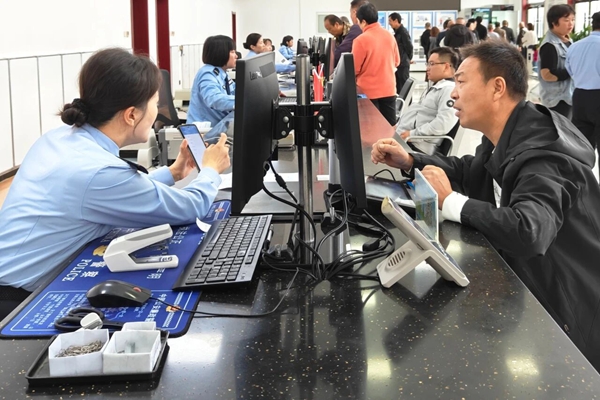 大荔车管所民警正在办理业务。