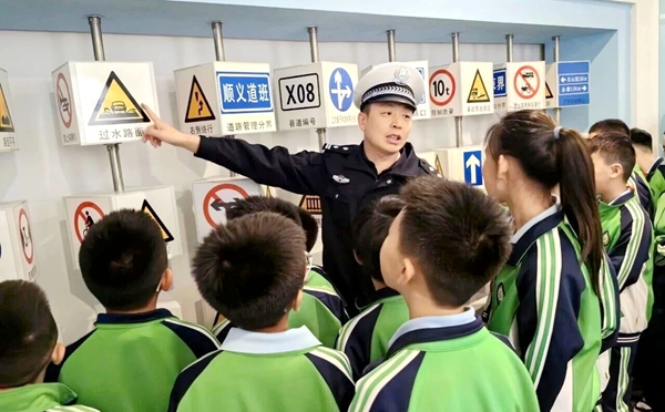 临渭交警组织学生开展交通安全实践课。