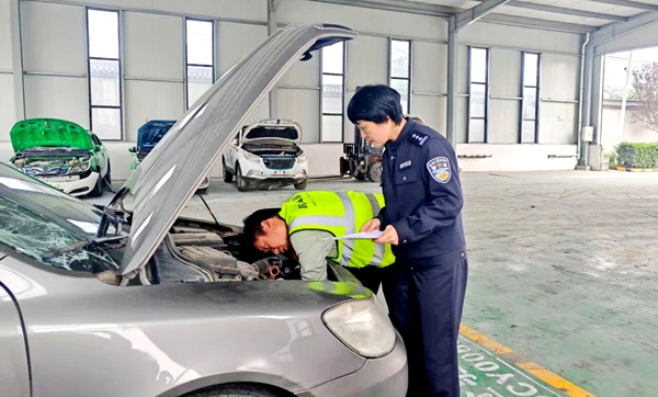 华州公安交警深入辖区报废回收企业，对一批待报废机动车进行集中现场查验。