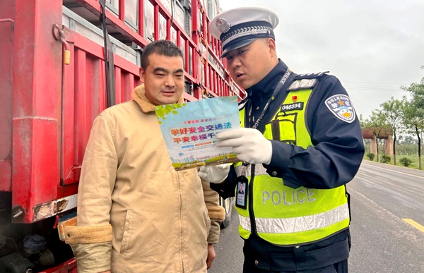 白水交警开展“丰收季 平安行”交通安全宣传活动。