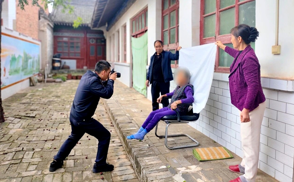 合阳县公安局黑池派出所上门为老人办理身份证。