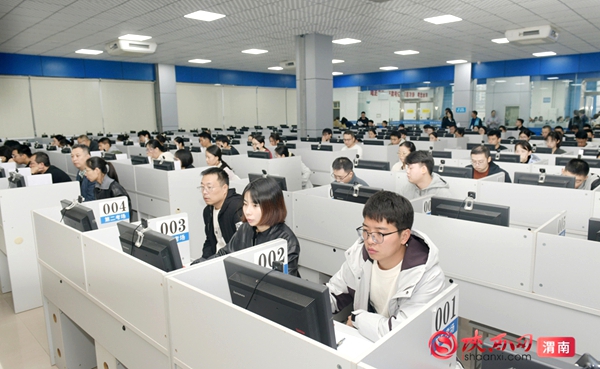 10月12日，2025年国家统一法律职业资格考试渭南考区主观题考试举行。记者杨大君 摄