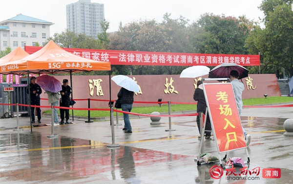 考生陆续进入考场。记者 杨大君 摄