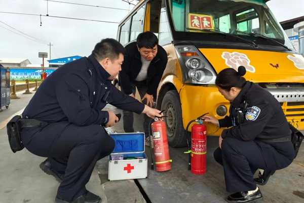 大荔车管所启动校车标牌集中换领业务。