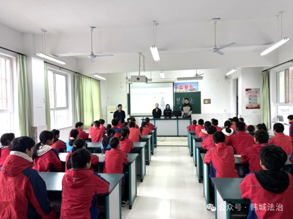 韩城市司法局板桥司法所联合街道平安法治办开展“青春无毒 法护成长”进校园活动。