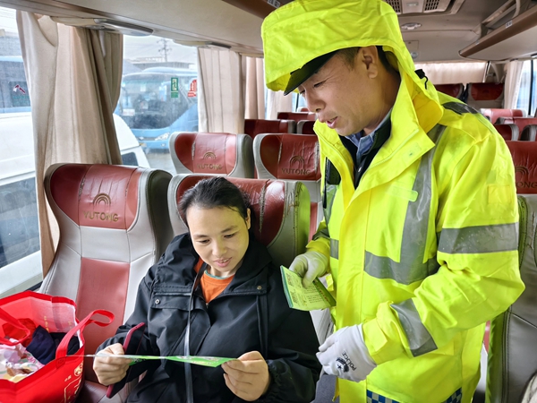 临渭交警走进客运站宣传交通安全知识。