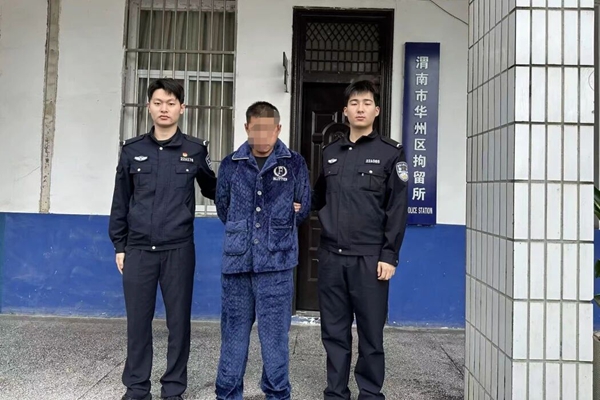 华州民警抓获深夜张贴“小卡片”男子。