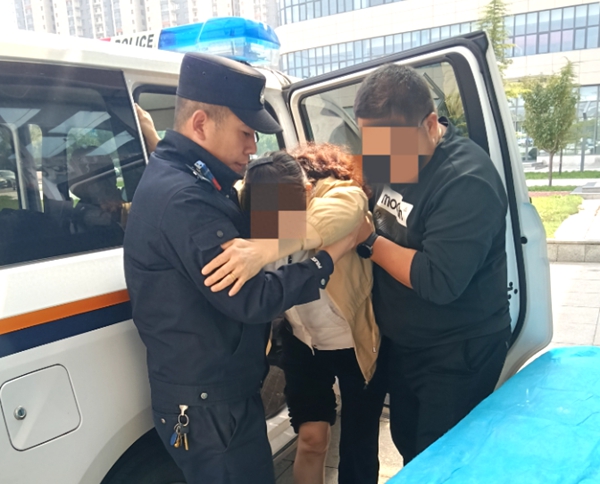 女士被电动车撞倒无法动弹，澄城公安巡特警紧急救助。