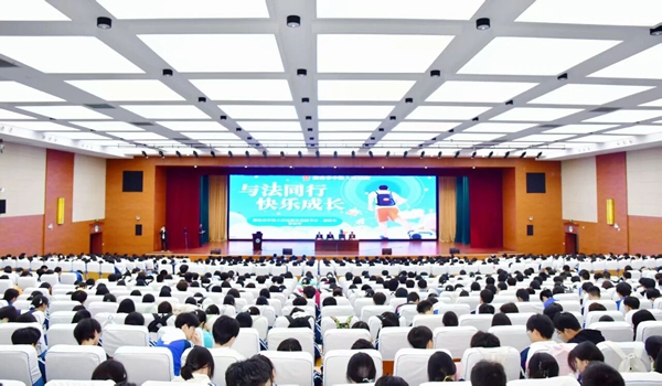 渭南中院党组副书记、副院长党宏军，民二庭庭长杨军作为法治副校长进校园讲法治课。