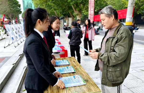 潼关法院开展野生动物保护普法宣传活动。