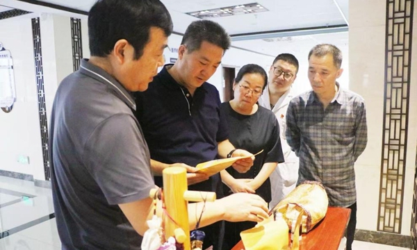 白水县人民检察院党组书记、检察长李振民走进县中医医院开展文化“寻保传”专项活动。