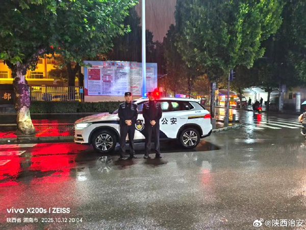 合阳公安开展夜间巡逻防控。