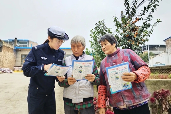 华州公安交警“进村入户” ，守护银发族出行平安。