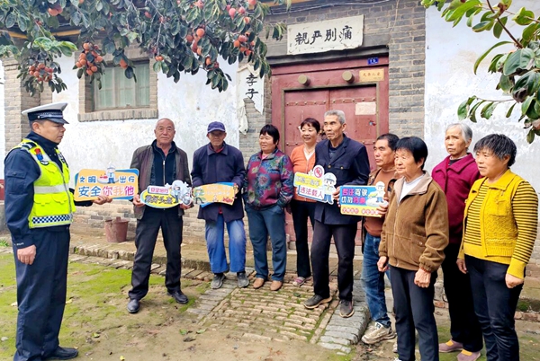 大荔交警开展交通安全宣传进乡村活动.