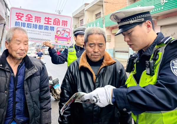 临渭交警大队民警在辖区三张镇开展交通安全宣传活动。