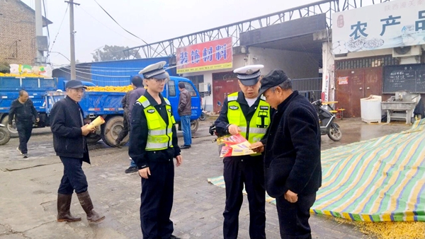 潼关交警针对老年人出行特点开展交通安全精准宣教活动。