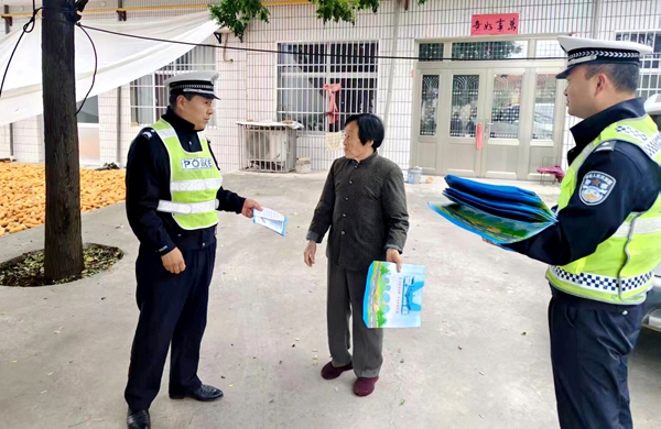 富平交警深入辖区走村入户开展交通安全宣传。