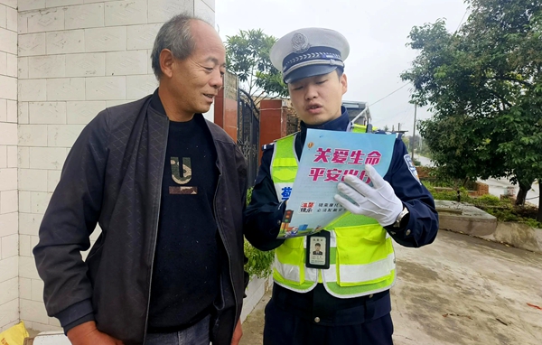 蒲城交警开展“关爱老人 安全出行”宣教活动。