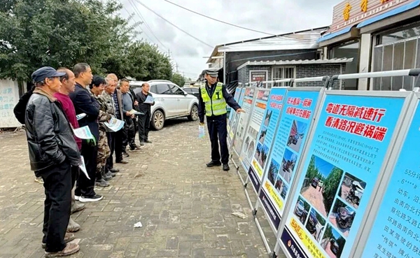 白水交警开展“关爱老人 安全出行”宣教活动。