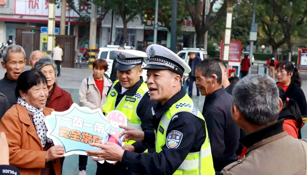 合阳交警在县政府广场开展交通安全宣传活动。