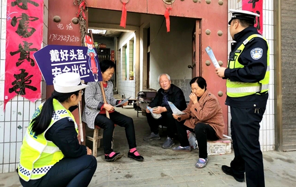高新交警深入辖区张东村对老年人开展交通安全宣传活动。