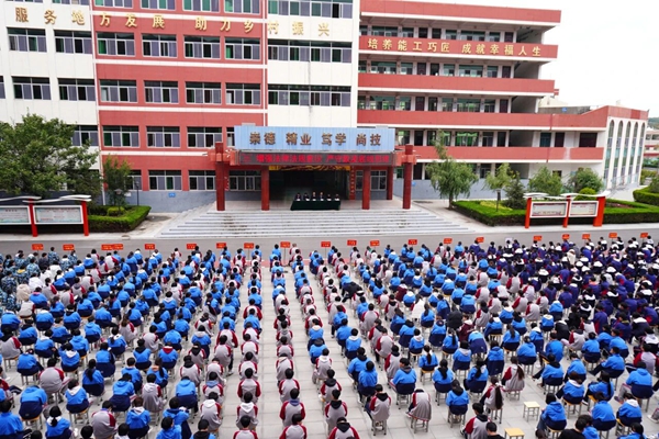 合阳检察干警走进职教中心开展法治教育。