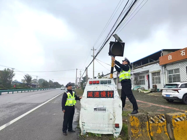 华州交警开展道路隐患排查。