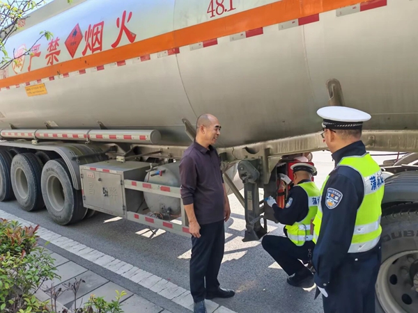 蒲城公安交警对“两客一危”重点车辆做好交通安全宣传引导工作。