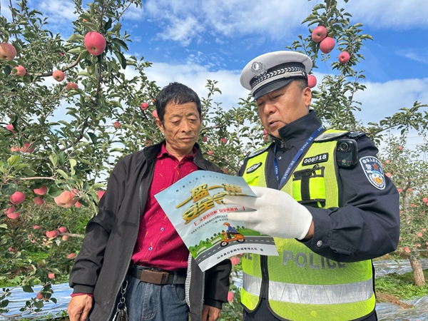 白水交警田间地头宣传交通安全。