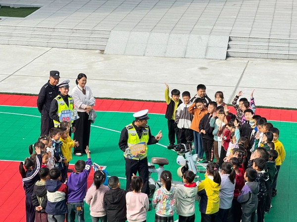 大荔交警开展交通安全进校园活动。