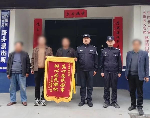七旬老人跌落深沟获救，两月后携锦旗致谢民警。