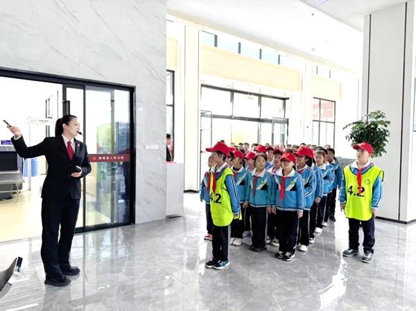 澄城县实验学校的四十余名师生走进澄城县人民法院，近距离接触司法工作。