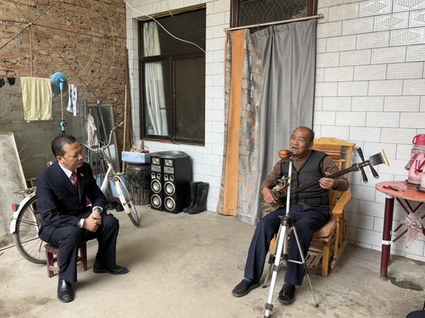 白水县人民检察院党组副书记、副检察长王敬宇，以及刑事检察部门干警走进白水曲子坐唱传承人申炳勤家中开展文化“寻保传”专项活动。