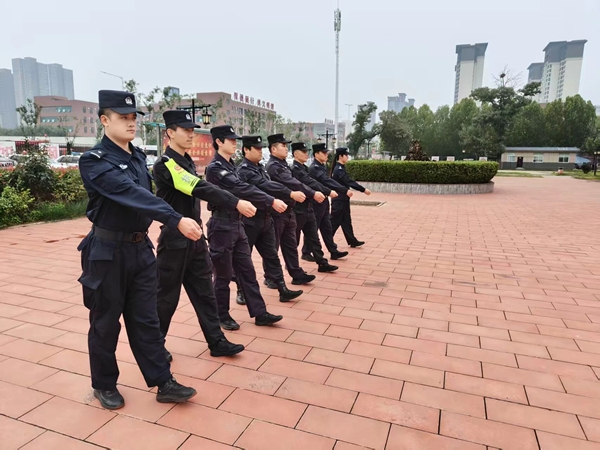 临渭公安分局巡特警大队组织开展多科目集中训练。