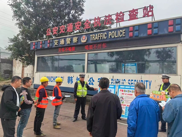 韩城公安交警依托辖区芝川、龙门执法检查站向群众普及交通安全知识。