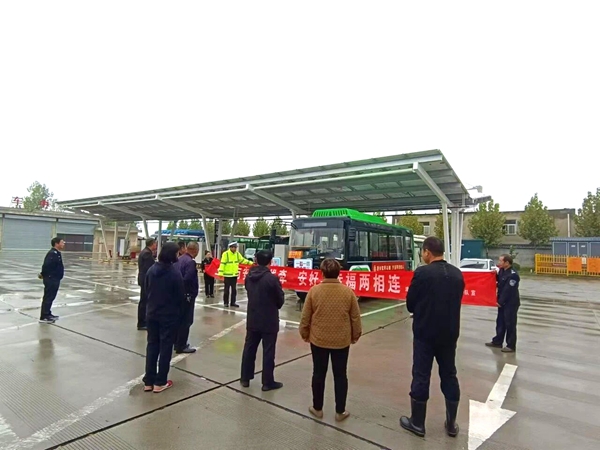 潼关公安交警走进客运公司开展交通安全宣传活动。