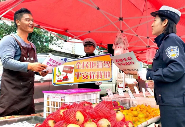 蒲城公安交警走进集会开展交通安全宣传活动。