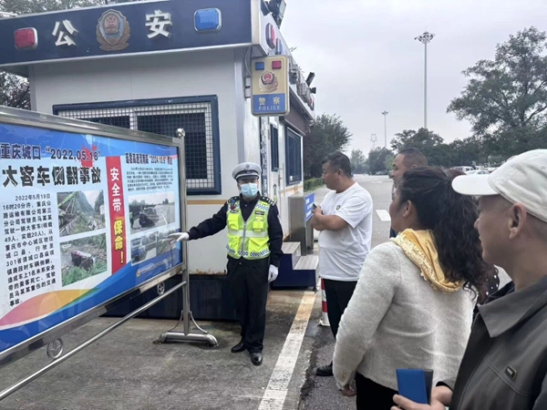 高交大队依托执法检查站对过往驾乘人员开展交通安全宣传。