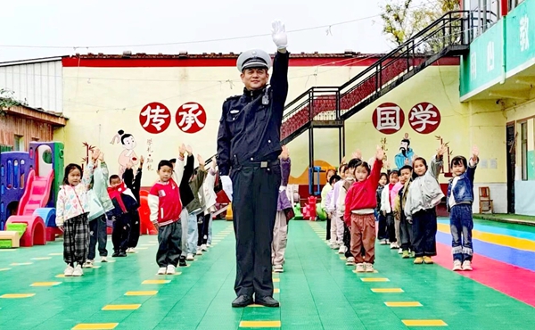 蒲城交警走进幼儿园宣传交通安全知识。