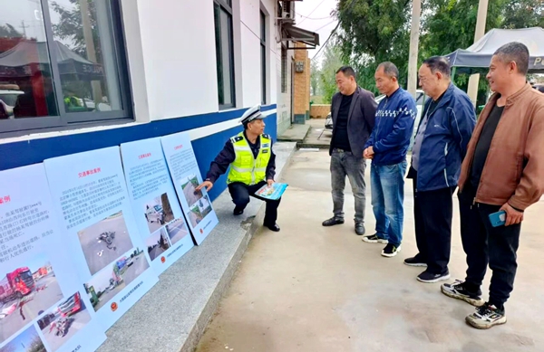 大荔交警依托执法检查站开展交通安全宣传活动。