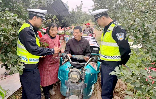 渭南高速交警开展“美丽乡村行”交通安全宣传活动。