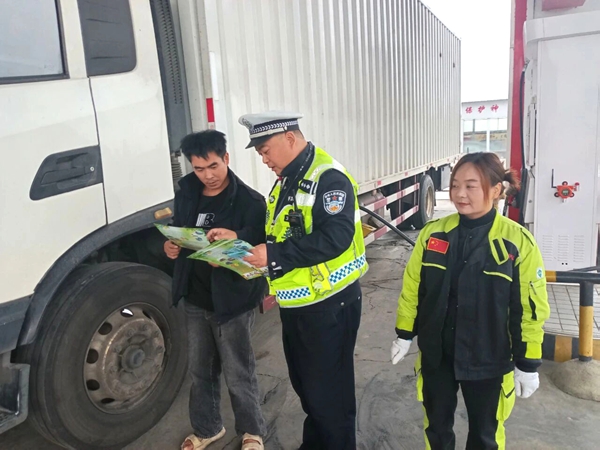 华州公安交警进企业开展交通安全宣传活动。