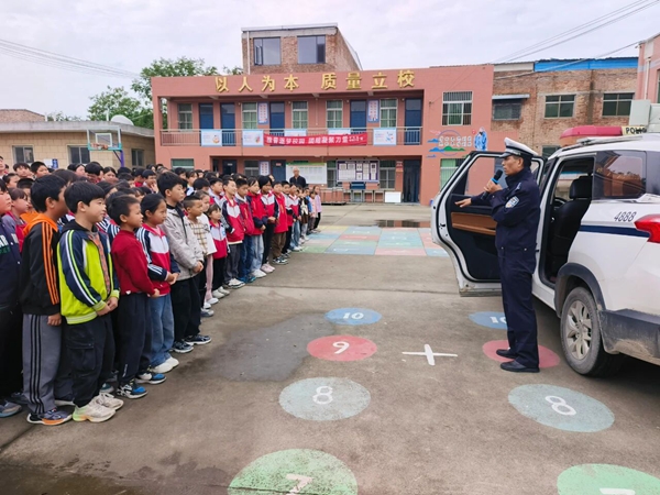 大荔公安交警走进官池小学开展“知危险 会避险”交通安全主题宣传活动。