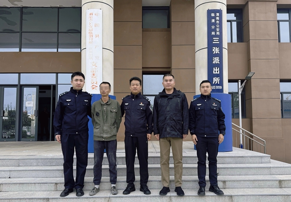 临渭公安三张派出所抓获一名网逃人员。