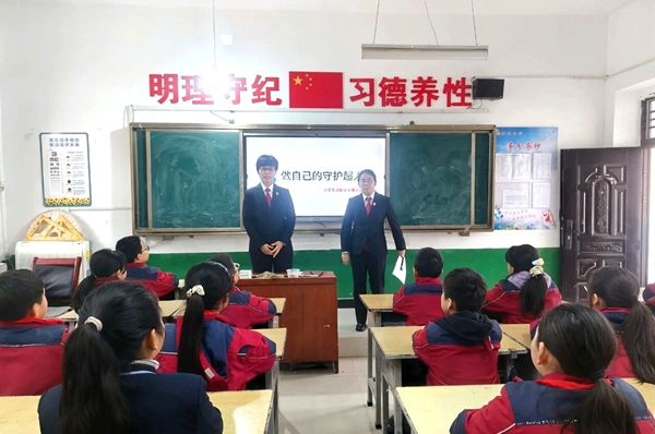 白水县人民法院干警进校园讲授法治教育课。