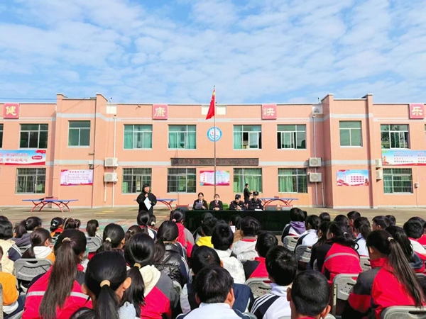 大荔法院干警走进官池中心小学开展法治报告。