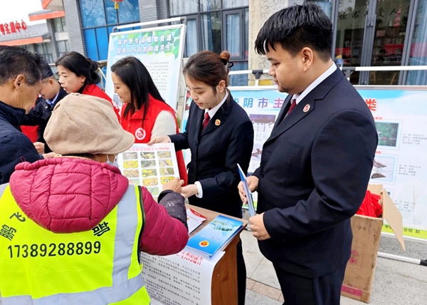 华阴市人民检察院开展野生动物保护普法宣传。