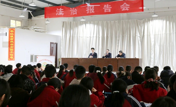 大荔检察驻村工作队走进许庄初中开展普法宣讲。