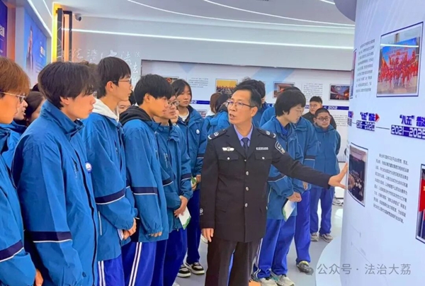 大荔县兴华同岳中等职业学校的师生们走进大荔县法治宣传教育中心进行研学参观。