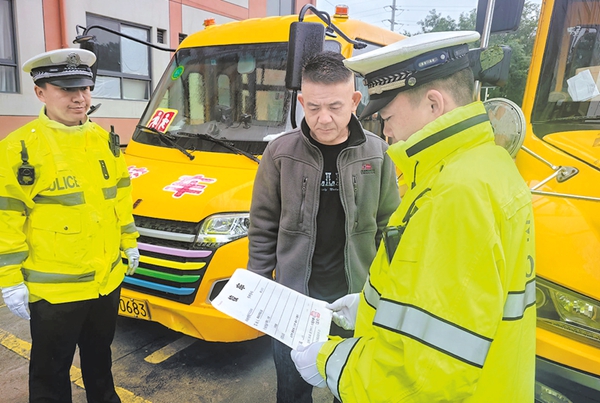 蒲城交警对校车运行状况进行安全大检查。
